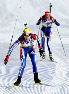 Albina Akhatova vant fellesstarten i VM foran Svetlana Itsjmouratova.(Foto: Heiko Junge / SCANPIX)