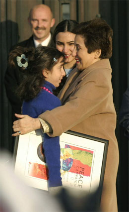 Shirin Ebadi fekk også ein Barnas fredsprisdiplom. (Scanpix-foto)