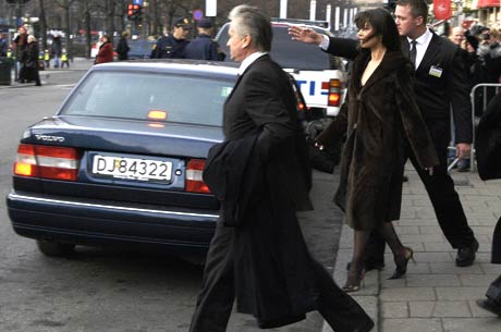 Michael Douglas og hans kone Catherine Zeta-Jones forlater Grand Hotel på vei til årets fredsprisutdeling i Oslo Rådhus, Foto: Scanpix