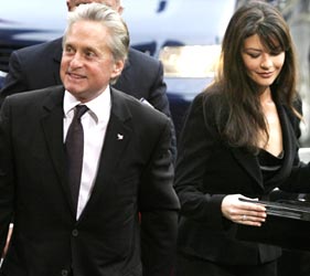 Michael Douglas og hans kone Catherine Zeta-Jones på vei inn til utdelingen av fredsprisen i rådhuset. Foto: Scanpix 