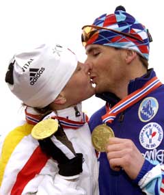 Raphael Poiree og Liv Grete Skjelbreid tok hvert sitt VM-gull i fellesstart i løpet av en drøy time i Holmenkollen i 2000. (Foto: AP/Scanpix)