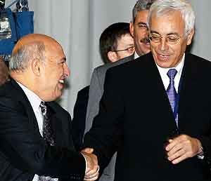 Den palestinske utenriksministeren Nabil Shaath (til venstre) hilser på den israelske ambassadøren Yossi Gal på giverlands-konferansen. Foto: Andreas Solaro, AFP