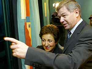 Statsministeren viser Ebadi utsikften fra kontoret i regjeringsbygninggen. Foto: Odd Andersen, AFP Statsministeren viser Ebadi utsikften fra kontoret i regjeringsbygninggen. Foto: Odd Andersen, AFP