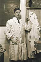 Harald Renbjør i fotolaboratoriet. (c) Levanger Museum.