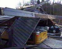 En buss ble delvis knust etter at en kran på en lastebil rev ned gangbroa i Hannevika.