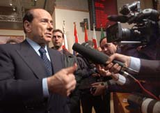 Den italienske statsministeren Silvio Berlusconi leder EU-toppmøtet som skal bli enig om ny grunnlov. Foto: Dominico Stinellis, AP/Scanpix. Den italienske statsministeren Silvio Berlusconi leder EU-toppmøtet som skal bli enig om ny grunnlov. Foto: Dominico Stinellis, AP/Scanpix.