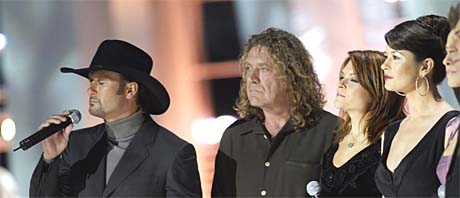 Tim McGrath, Robert Plant, Rosanne Cash og Catherine Zeta-Jones fremførte Imagine på Nobelkonserten. Foto: Terje Bendiksby, Scanpix.