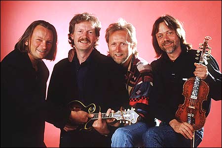 Gitarkameratene for ti år siden. Nå spiller de sammen igjen. (Foto: Scanpix) Gitarkameratene for ti år siden. Nå spiller de sammen igjen. (Foto: Scanpix)