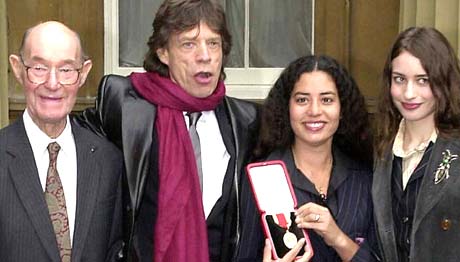 Mick Jagger sammen sin 92-år gamle far, og datterne Elizabet og Karis, med utmerkelsen. Foto: Scanpix