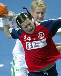Elisabeth Hilmo scorer mot Ungarn (Foto: AFP/Attila Kisbenedek)