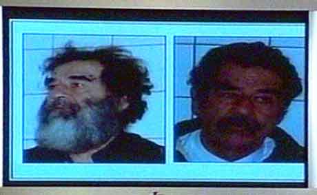 Nye bilder og videoopptak av Saddam Hussein tatt etter pågripelsen lørdag ble vist på pressekonferansen. (Foto: Reuters)