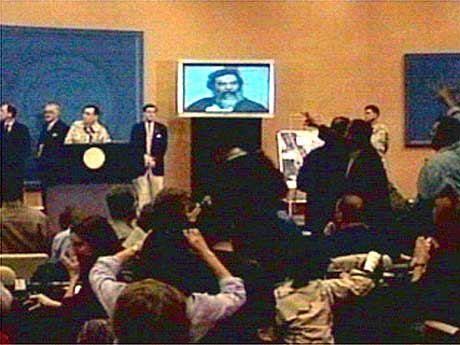 Irakiske journalister jublet da videoopptak av den pågrepne Saddam Hussein ble vist under pressekonferansen. (Foto: Reuters)
