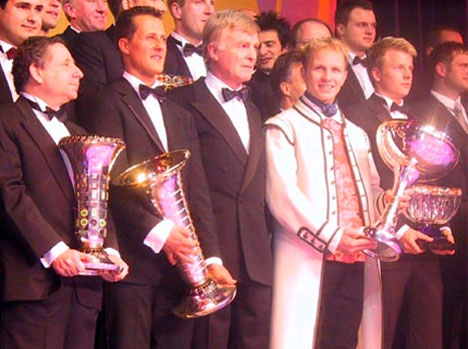 Her har Petter Solberg fått sin pokal. (Foto: www.pettersolberg.no ) Her har Petter Solberg fått sin pokal. (Foto: www.pettersolberg.no )