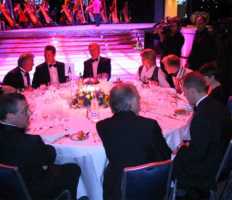 På bord nummer en sitter verdens beste bilførere. (Foto: www.pettersolberg.no) På bord nummer en sitter verdens beste bilførere. (Foto: www.pettersolberg.no)