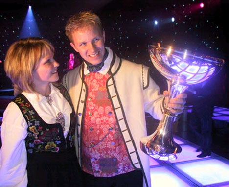 Pernilla og Petter med pokalen. (Foto: www.pettersolberg.no) Pernilla og Petter med pokalen. (Foto: www.pettersolberg.no)