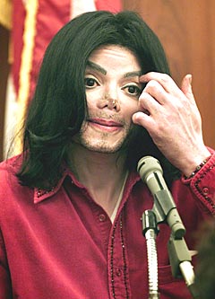 Michael Jackson skal igjen i retten. Mandag starter rettssaken der han er tiltalt for seksuelt misbruk av barn. Foto: AFP/Reuters.