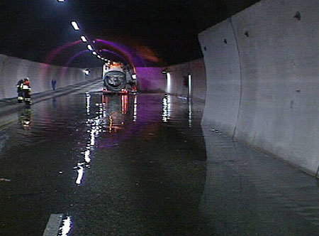 I august 2003 strømmet sjøvannet inn i tunnelen uten at noen varslingsystemer slo alarm. Foto: NRK