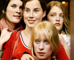  De unge debutantene i "Bare Bea", Ida Thurmann-Moe, Kaia Foss, Maria Gullaksen Brinch og Kamilla Grønli Hartvig (Foto: Virre Dahl/Maipo)