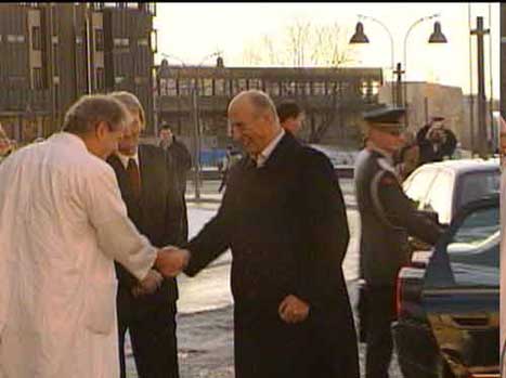 Kong Harald takkar for seg på Rikshospitalet. (NRK-foto)
