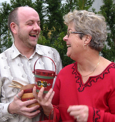 Bilde: Margrethe Holt har god hjelp av Jørgen Aune Hagen når hun for åttende gang kan servere P1s juletallerken i NRK P1. (Foto: NRK) Bilde: Margrethe Holt har god hjelp av Jørgen Aune Hagen når hun for åttende gang kan servere P1s juletallerken i NRK P1. (Foto: NRK)