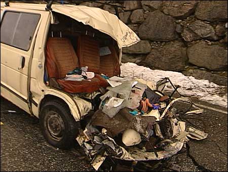 Frå ulukka på riksveg 5 langs Kjøsnesfjorden i desember 2003. Foto: Steinar Lote Frå ulukka på riksveg 5 langs Kjøsnesfjorden i desember 2003. Foto: Steinar Lote