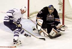 Olaf Kolzig redder et skudd fra Toronto Maple Leafs Joe Nieuwendyk. (Foto: Reuters/Scanpix)