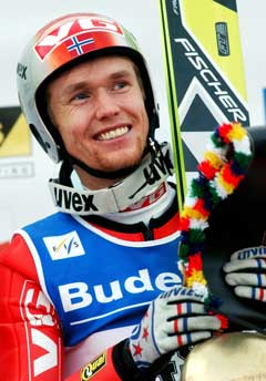 Roar Ljøkelsøy smilte bredt etter seieren i Engelberg (Foto: AP/Scanpix) 