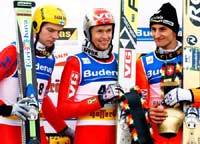 På seierspallen i Engelberg sammen med Janne Ahonen (nr. 2) og Martin Hoellwarth (nr. 3) (AP Photo/Keystone/Steffen Schmidt)
