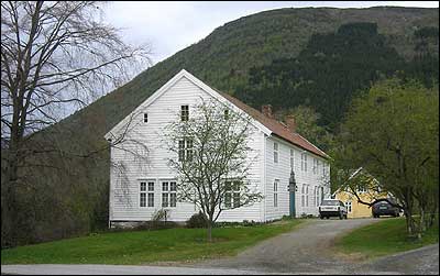 Hovudbygningen p Leikvin er fr 1790. (Foto: Ottar Starheim, NRK)