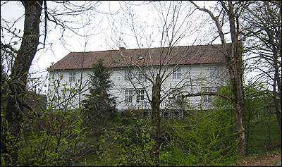 Hovudbygningen vart bygt i 1790. (Foto: Ottar Starheim, NRK  2003)