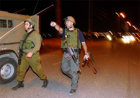 NI menneske er drepne i uro på Gazastripa det siste døgnet. Her israelske soldatar på patrulje. (AP-Scanpix-foto)