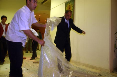 Ansatte ved Sheraton-hotellet i Bagdad rydder opp etter angrepet. (Foto: AP/Scanpix)