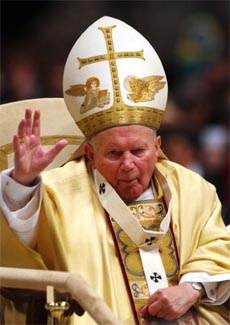 Tilstanden er uklar for pave Johannes Paul II. (Arkivfoto: AP/Scanpix) Tilstanden er uklar for pave Johannes Paul II. (Arkivfoto: AP/Scanpix)