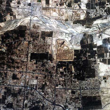 Dette satellittbildet viser ødeleggelsene i Bam sett fra verdensrommet. (Foto: AFP-Scanpix) Dette satellittbildet viser ødeleggelsene i Bam sett fra verdensrommet. (Foto: AFP-Scanpix)