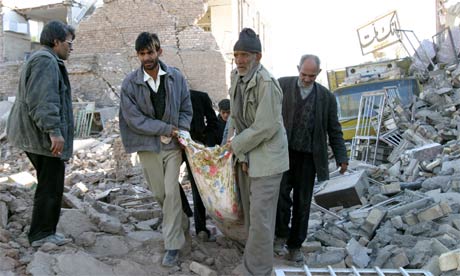 Familiemedlemmer bærer deres døde ut fra det som er igjen av et bolighus i den Iranske byen Bam. Foto: Reuters/Raheb Homavandi