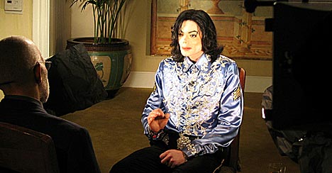 Michael Jackson gikk søndag på offensiven i sitt første fjernsynsintervju etter at han i november ble arrestert, mistenkt for seksuelt misbruk av barn.(Foto: CBS/SCANPIX/REUTERS)