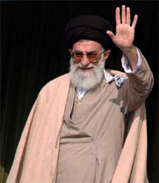 Khamenei kom i dag til Bam og lovet å bygge opp den ødelagte byen (Scanpix/AP)