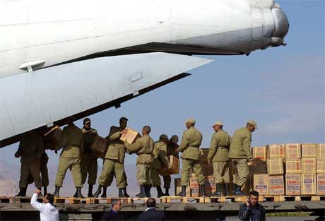 Iranske soldater losser et av de mange flyene med nødhjelp (Scanpix/AP)