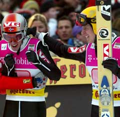 Tommy Ingebrigtsen var raskt fremme og gratulerte Sigurd Pettersen. (Foto: Reuters/Scanpix) Tommy Ingebrigtsen var raskt fremme og gratulerte Sigurd Pettersen. (Foto: Reuters/Scanpix)