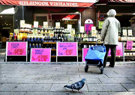 Vinhandlere i Helsingør i Danmark forbereder storinnrykk av svensker med ny og større EU-kvote (Foto: Björn Larsson Ask /SCANPIX )