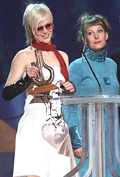 Bertine Zetlitz har årets mest solgte album av en norsk artist. Her under Spellemannutdelingen i 2001. Foto: Knut Falch / SCANPIX. Bertine Zetlitz har årets mest solgte album av en norsk artist. Her under Spellemannutdelingen i 2001. Foto: Knut Falch / SCANPIX.