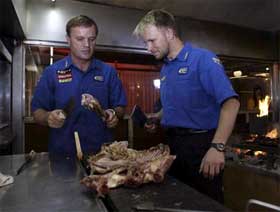 Petter og Tommi Mäkinen ved grillen i Argentina (Foto: www.swrt.com) Petter og Tommi Mäkinen ved grillen i Argentina (Foto: www.swrt.com)