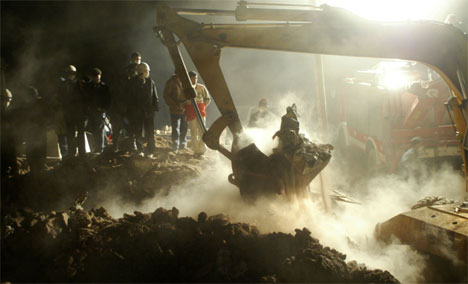 Italienske redningsmannskap grov i natt i ruinane på ein stad der det var høyrt røyster. (Foto: Behrouz Mehri / AFP Photo / Scanpix)