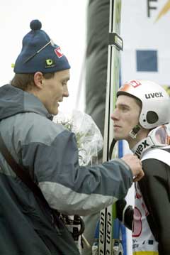 Sigurd Pettersen vant nyttårsrennet i 2004, og ble gratulert av trener Mika Kojonkoski. (Foto: Terje Bendiksby / SCANPIX) 