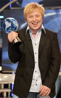 SEIERSGLISET: Kurt Nilsen med Idol-trofeet. (Foto: Scanpix / Fremantle Media) SEIERSGLISET: Kurt Nilsen med Idol-trofeet. (Foto: Scanpix / Fremantle Media)