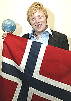 Kurt Nilsen med norsk flagg etter at det er klart at han har stukket av med seieren i World Idol. Foto: Scanpix.