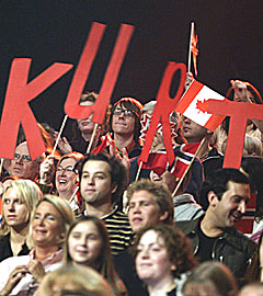 Det var en stor delegasjon med Kurt-fans med i publikum som heiet fram den norske deltageren til seieren i World Idol. Foto: Fremantle Media / SCANPIX.