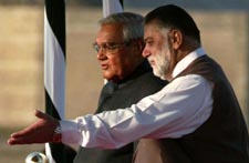 Det var god stemning da Indias statsminister Vajpayee og hans pakistanske kollega Jamali (t.h.) møttes i Islamabad i dag. (Foto: B.K.Bangash, AP)