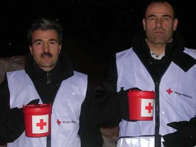 Saeed Zandi og Reza Elka var blant de Iranere som samlet inn penger til hjelp for ofrene for katastrofen
