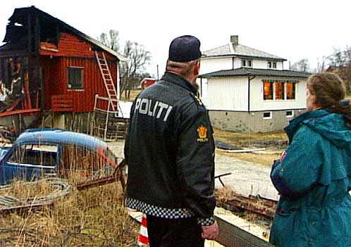 Det var dette hvite bolighuset som brant ned mandag morgen. Til venstre restene av fjøset der 67 sauer brant inne i begynnelsen av desember. Foto: Harald Krogtoft - NRK. Det var dette hvite bolighuset som brant ned mandag morgen. Til venstre restene av fjøset der 67 sauer brant inne i begynnelsen av desember. Foto: Harald Krogtoft - NRK.
